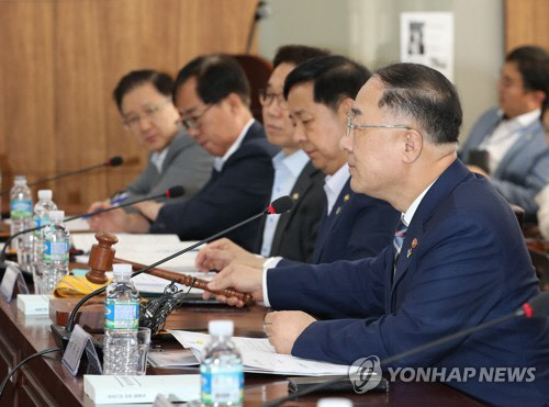 의사봉 두드리는 홍남기 경제부총리  홍남기 경제부총리 겸 기획재정부 장관이 20일 오후 서울 세종로 정부서울청사에서 열린 공공기관운영위원회에서 회의시작을 알리고 있다.   사진 = 연합뉴스